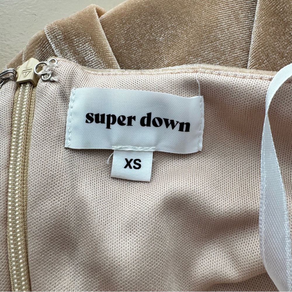 superdown Chiara Plunging Velvet Mini Bodycon Dress in Champagne Nude Size XS - Picture 9 of 13